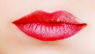  Kecantikan wanita terdiri dari berbagai faktor Cara Mudah Aplikasi Lipstick Untuk Bibir Sempurna