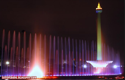   Menomen ini terletak persis di Pusat Kota Jakarta Sejarah Pembangunan Monas [Monumen Nasional]
