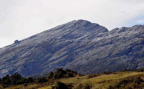 gunung tertinggi di indonesia puncak mandala