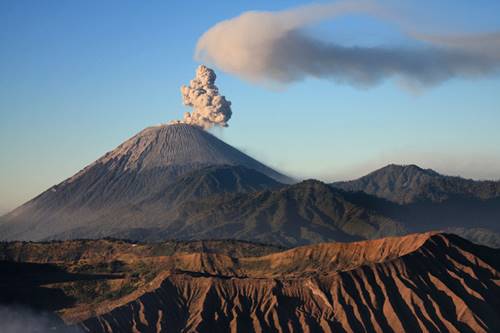 gunung tertinggi di indonesia semeru