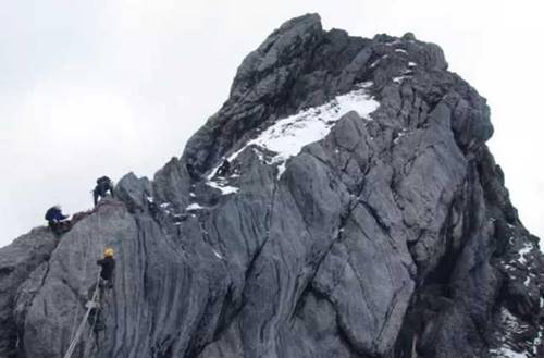 gunung tertinggi di indonesia yamin