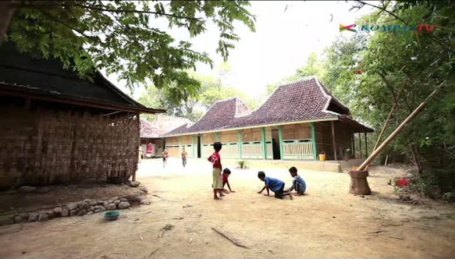  Desain rumah adat Madura disebut dengan Taneyan Lanjang Rumah Adat Madura Taneyan Lanjang