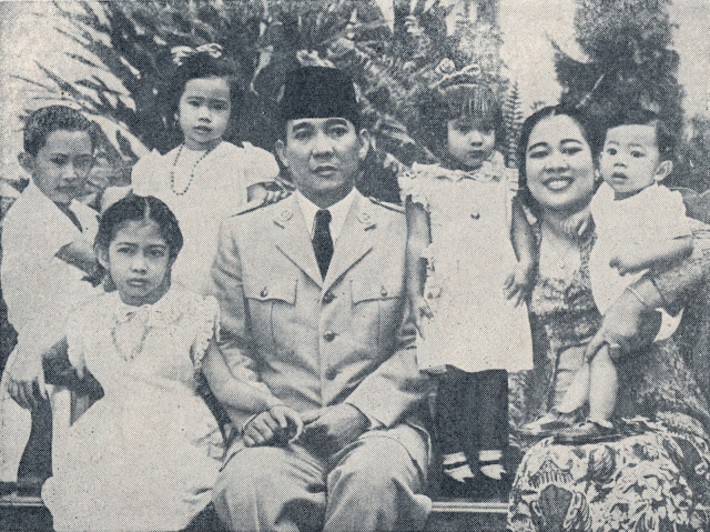 Sukarno ketika diasingkan di Bengkulu pada  Presiden Sukarno Dibawa ke Padang