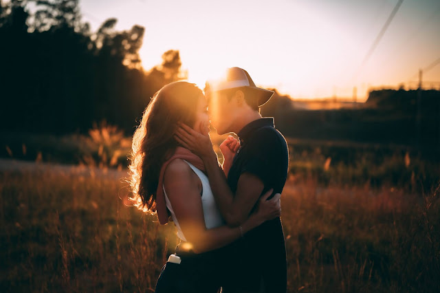 Mengungkapkan perasaan cinta pada pasangan merupakan bentuk bukti rasa cinta kita Puisi Cinta Romantis Aku Dan Kamu Unik Dan Aneh