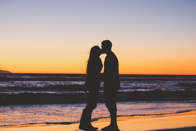 Ada Banyak cara untuk kita ungkapkan perasaan cinta pada pasangan kita Puisi Cinta Romantis Buat Pacar Cowok Greget Banget
