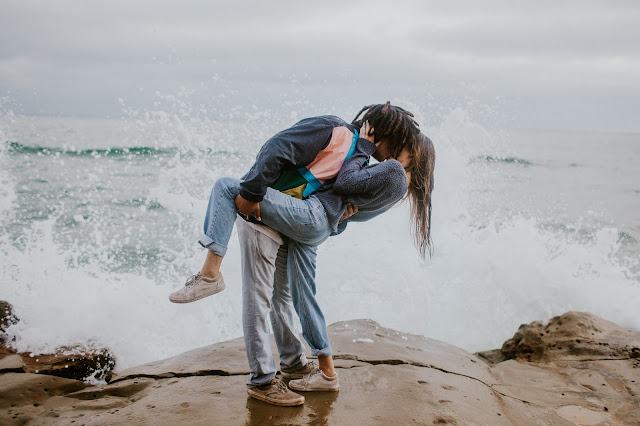  Selalu ada kenangan kala kita berhubungan dengan pasangan kita Contoh Puisi Tentang Cinta Romantis Pendek Bikin baper