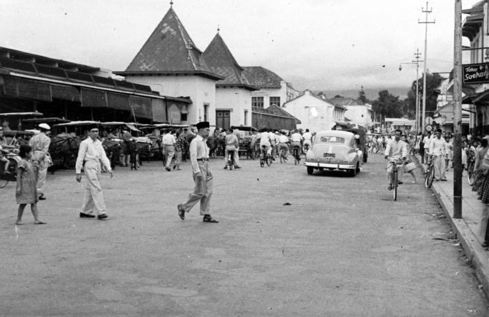  Pasar Baru merupakan pasar tertua di Kota Bandung yang masih berdiri sampai saat ini Sejarah berdirinya Pasar Baru Bandung