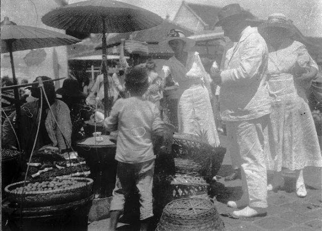  pernah menjadi contoh dalam kerapihan mengatur dagangan dan kebersihan bagi pasar Pasar Baru Tempat Kuliner di Bandung Tempo Dulu 