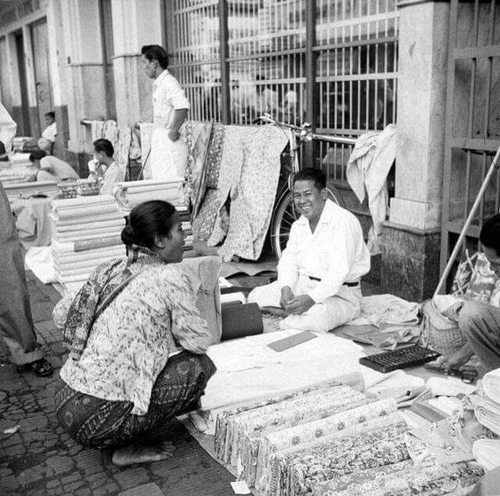  Pasar Baru merupakan pasar tertua di Kota Bandung yang masih berdiri sampai saat ini Sejarah berdirinya Pasar Baru Bandung