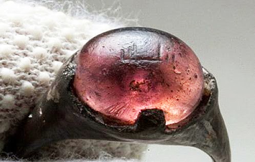 Cincin di atas ditemukan di dalam kuburan seorang wanita abad kesembilan di Swedia  Batu Akik Lafadz Allah Ditemukan di Swedia