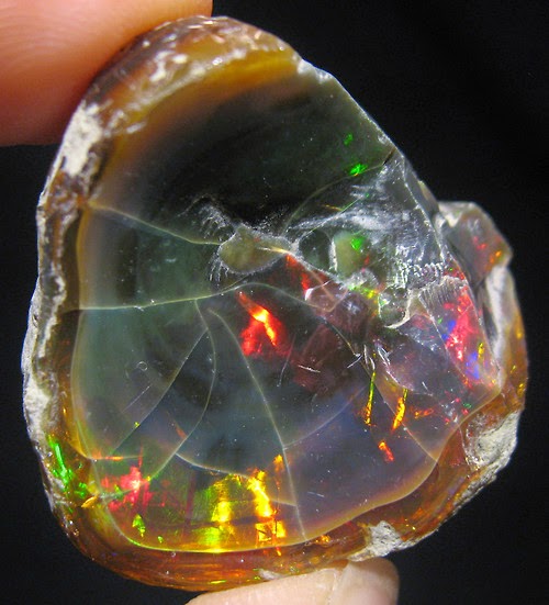 Batu kalimaya hitam ini merupakan batu yang banyak digemari orang Ciri Batu Akik Black Opal Yang Bagus