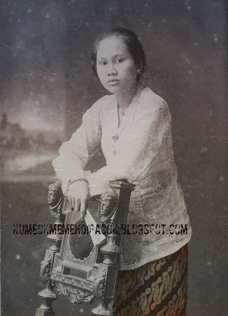 Mojang Bandung foto dibuat  antara tahun  Status Sosial Perempuan di Jawa Barat Jaman Dulu