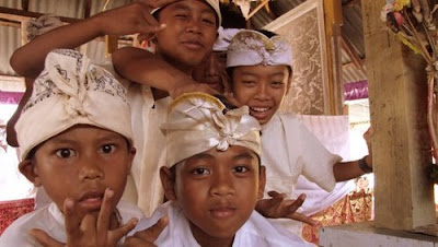  Nama permainannya disesuaikan dengan nama lagu yang dipakai mengawali permainan ini Olong-Olong Katik Permainan Tradisional Daerah Bali
