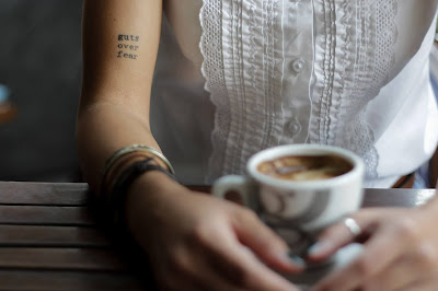  Minum kopi saat sedang santai sekalian membaca buku benar 40+ Quote Kopi Bijak Lucu Dan Romantis