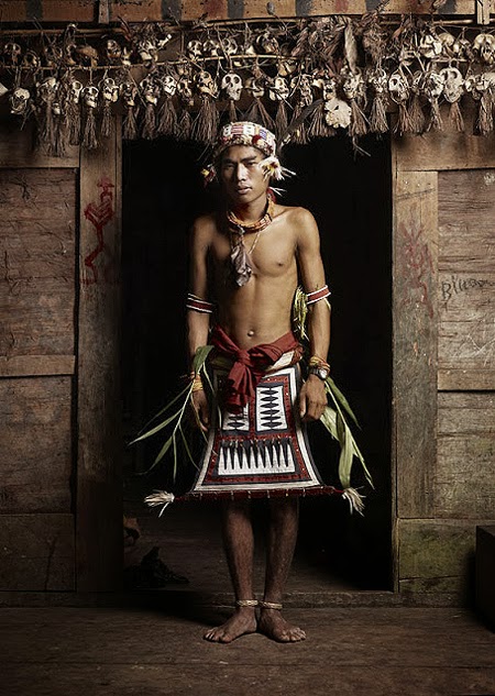 Orang Mentawai mendiami empat pulau besar yakni Siberut  Adat Kebudayaan Suku Mentawai 