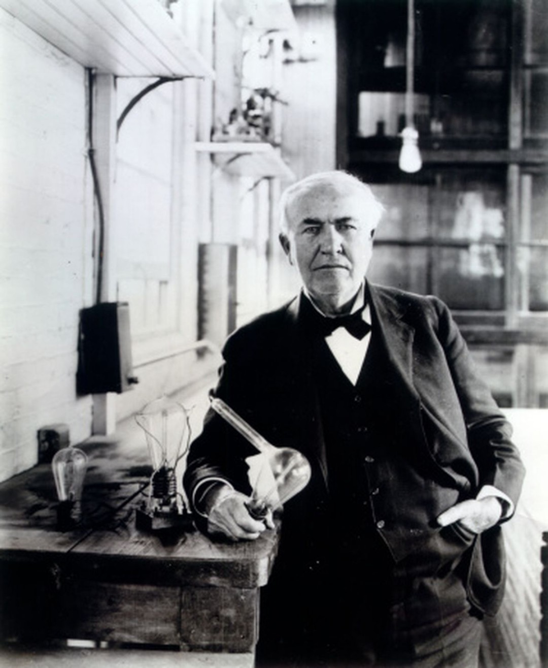 Benarkah Thomas Alva Edison Penemu Bola Lampu? Ini Jawabannya