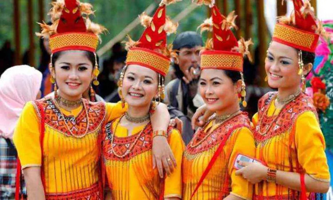 Pakaian Adat Sulawesi Selatan dari Berbagai Suku - Varia