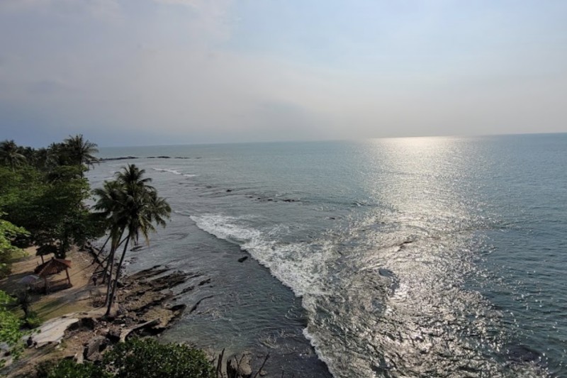 Pantai Karang Bolong