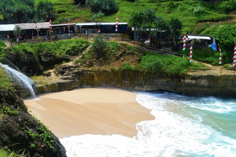 Pantai Banyu Tibo