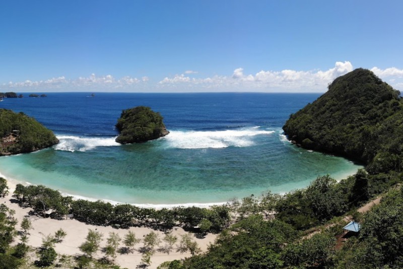 Pantai Teluk Asmara