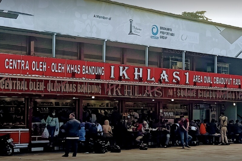 Centra Oleh-oleh Khas Bandung “IKHLAS 1 & 2”<br />” class=”wp-image-5667″ title=”Centra Oleh-oleh Khas Bandung “IKHLAS 1 & 2”” srcset=”https://wargamasyarakat.org/wp-content/uploads/2023/09/pusat-oleh-oleh-bandung-7.jpg 800w, https://tempat.info/wp-content/uploads/2022/03/pusat-oleh-oleh-bandung-7-300×200.jpg 300w, https://tempat.info/wp-content/uploads/2022/03/pusat-oleh-oleh-bandung-7-768×512.jpg 768w” sizes=”(max-width: 800px) 100vw, 800px” /></figure>
<p></p>
<p></p>
<figure class=