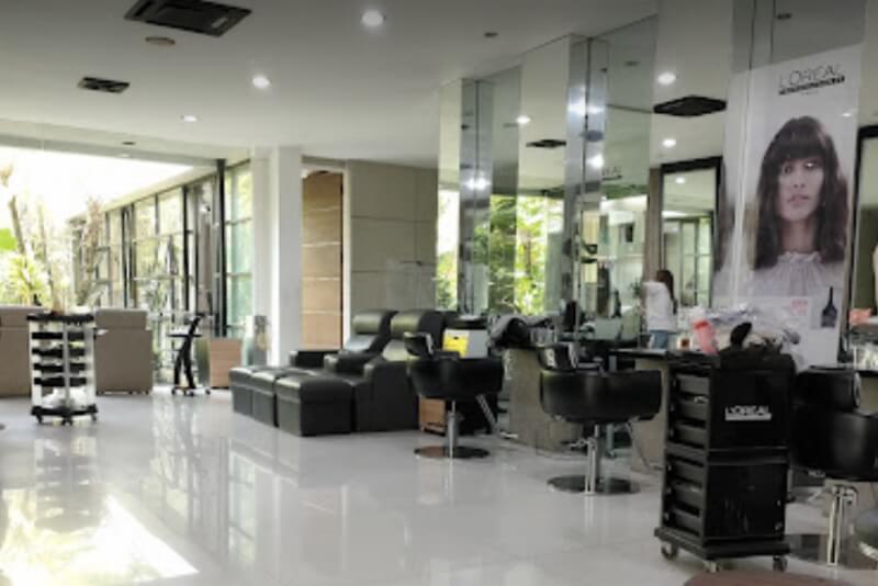 Jonathan Salon Pusat