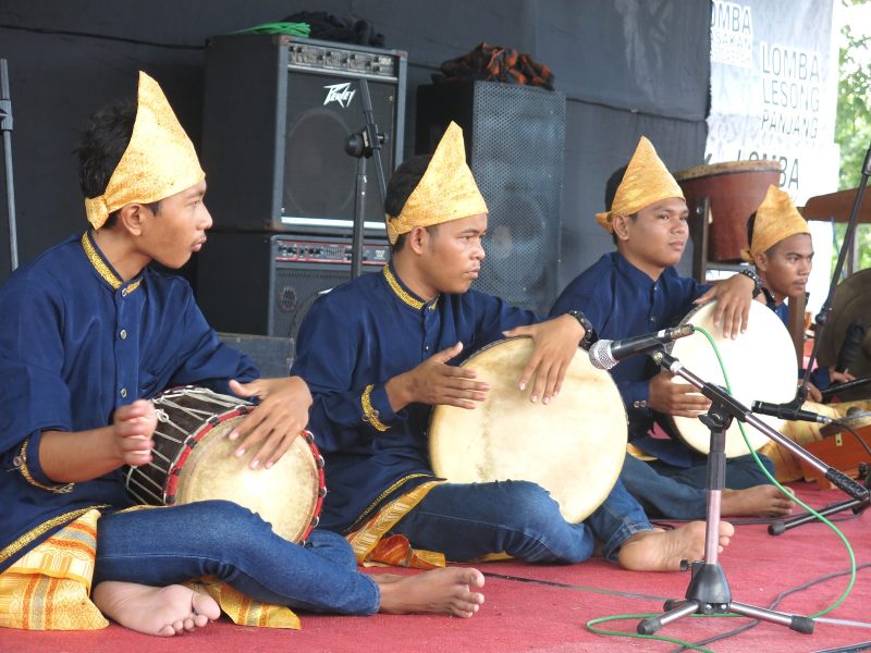 alat musik tradisional & cara memainkannya