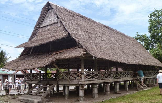 rumah adat ambon 