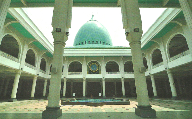 Masjid nasional al akbar depan