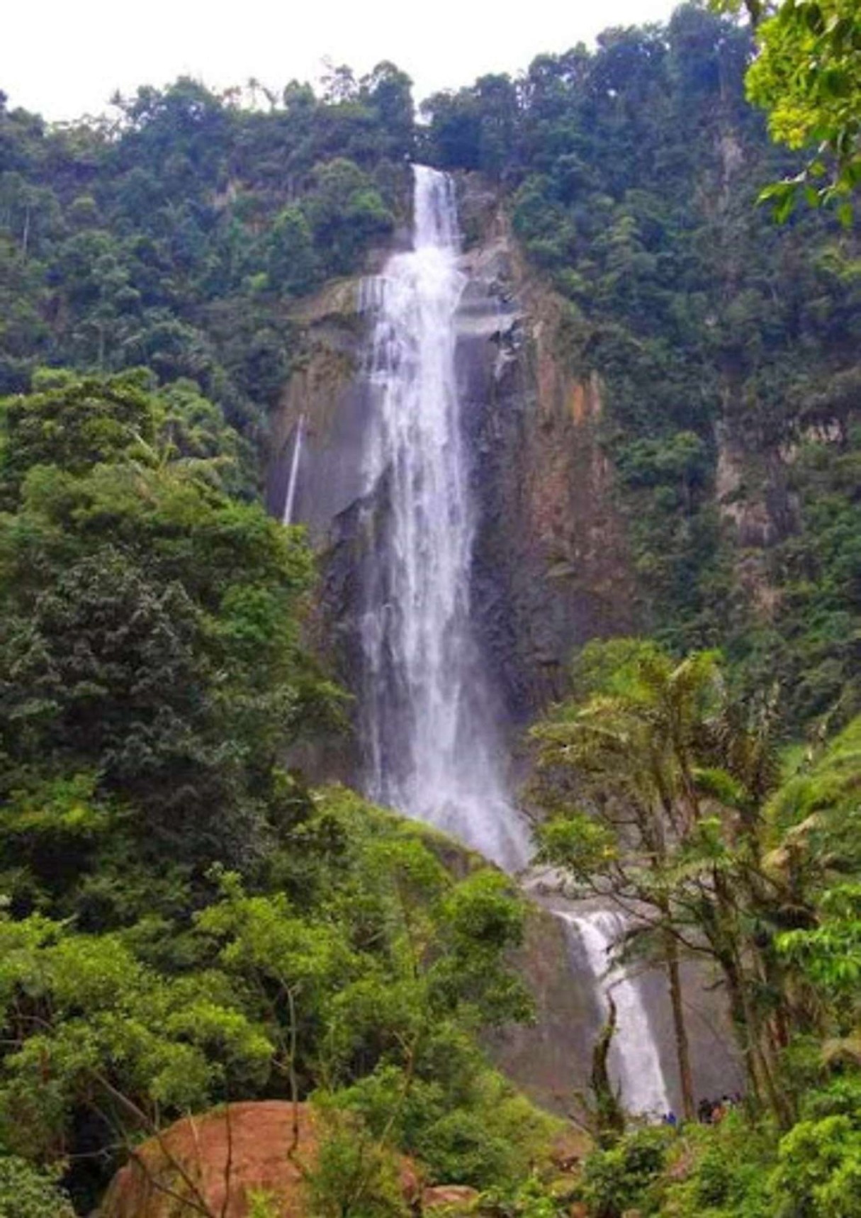 Air Terjun Paling Tinggi di Indonesia & Keindahannya