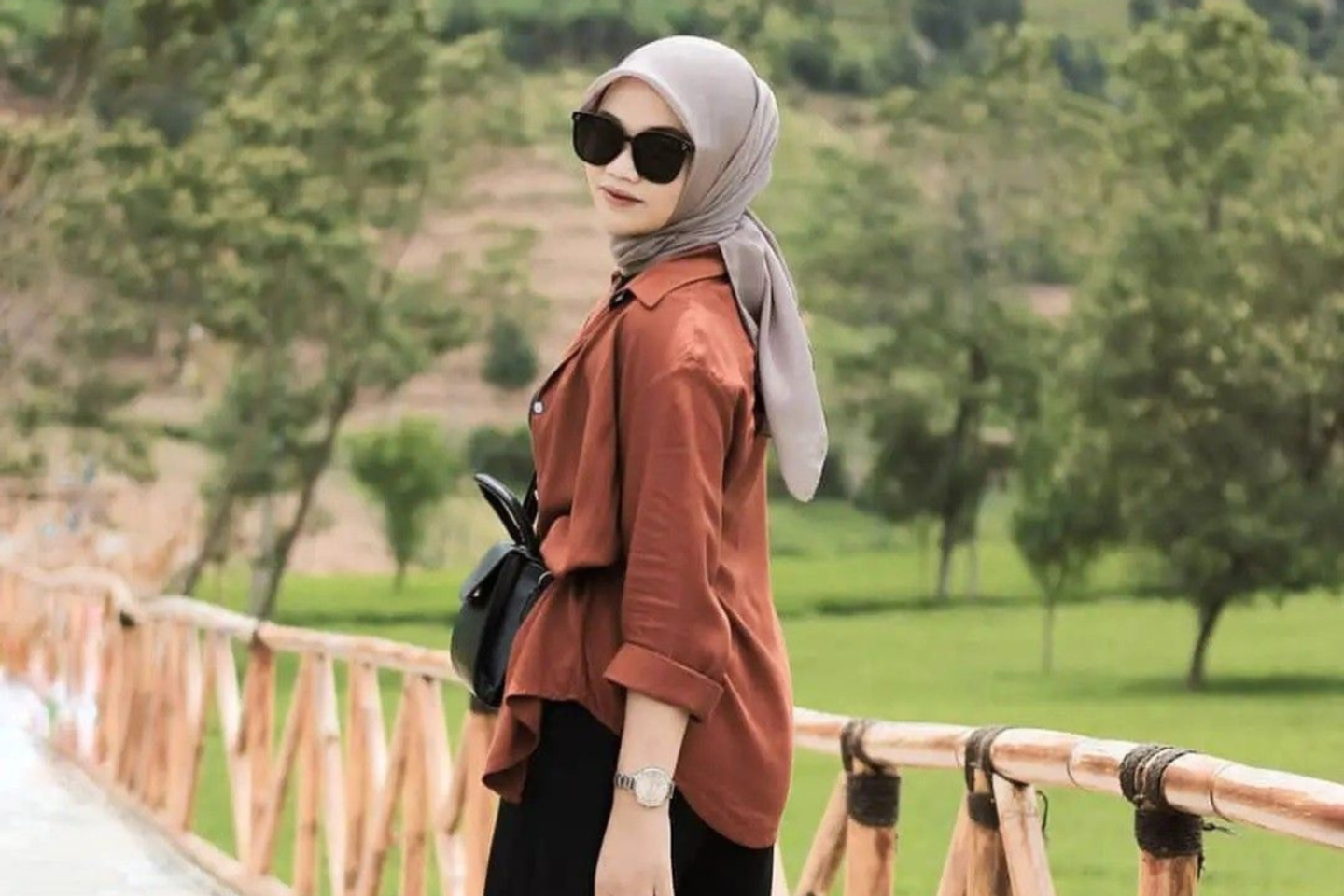 Baju Coklat Tua Cocok dengan Jilbab Warna apa? Simak Idenya