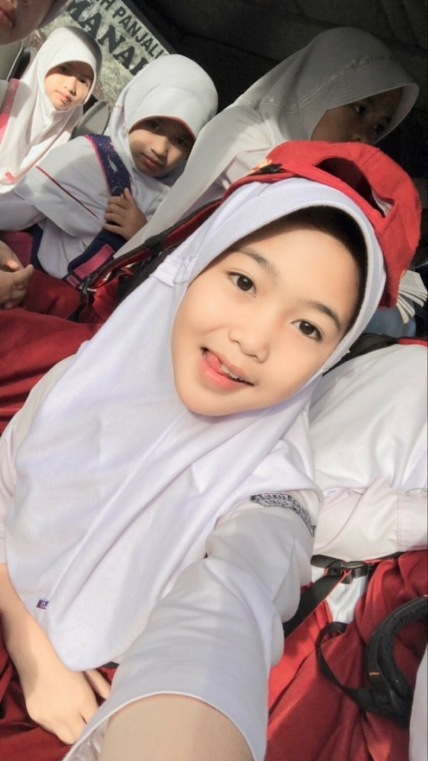 foto cecan kelas  sd  Ulzzang kids, Friend poses, Hijab aesthetic