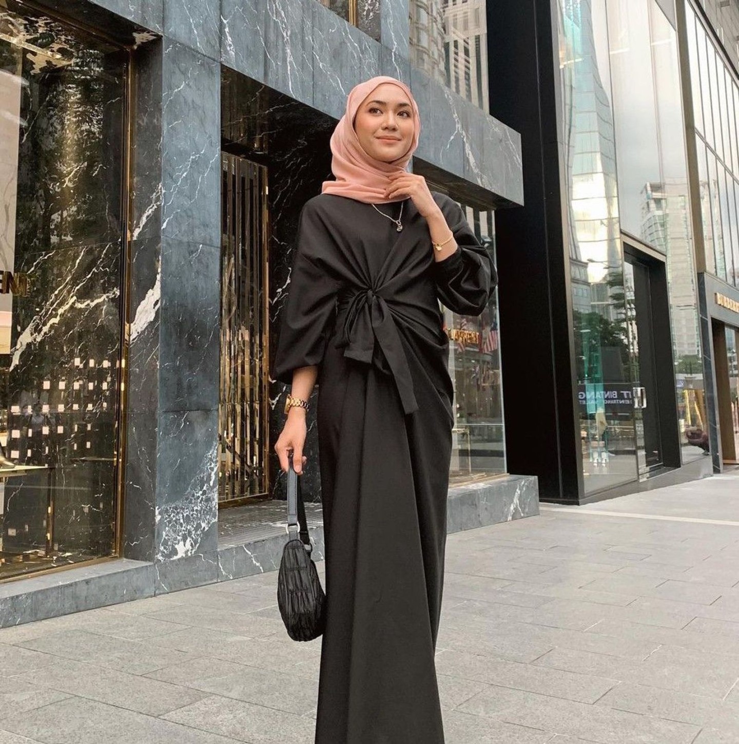 Gamis Hitam Cocok dengan Jilbab Warna Apa? Ini  Pilihannya