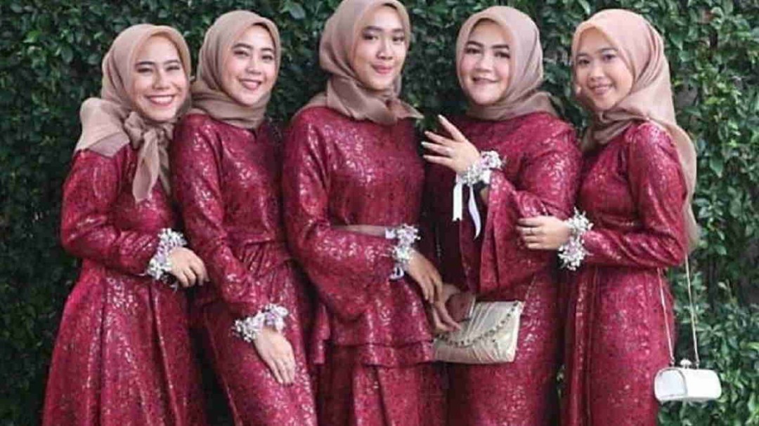 Gamis Maroon Kombinasi, Intip Inspirasi Warna Hijab yang Serasi