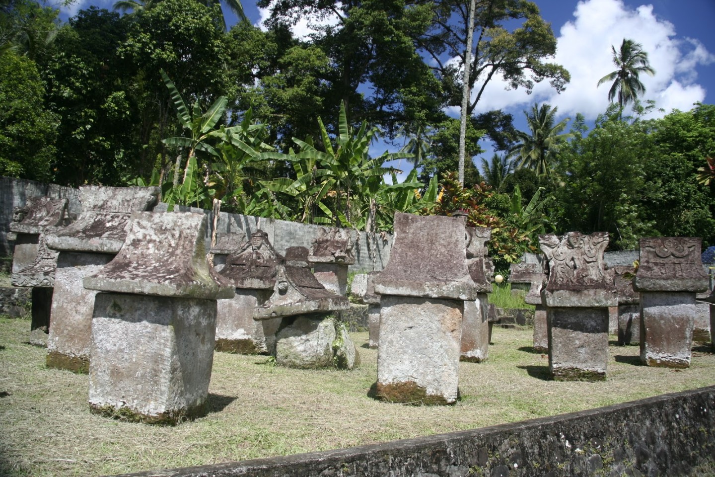 Megalithicum Heritage: Taman Waruga Sawangan, Minahasa People