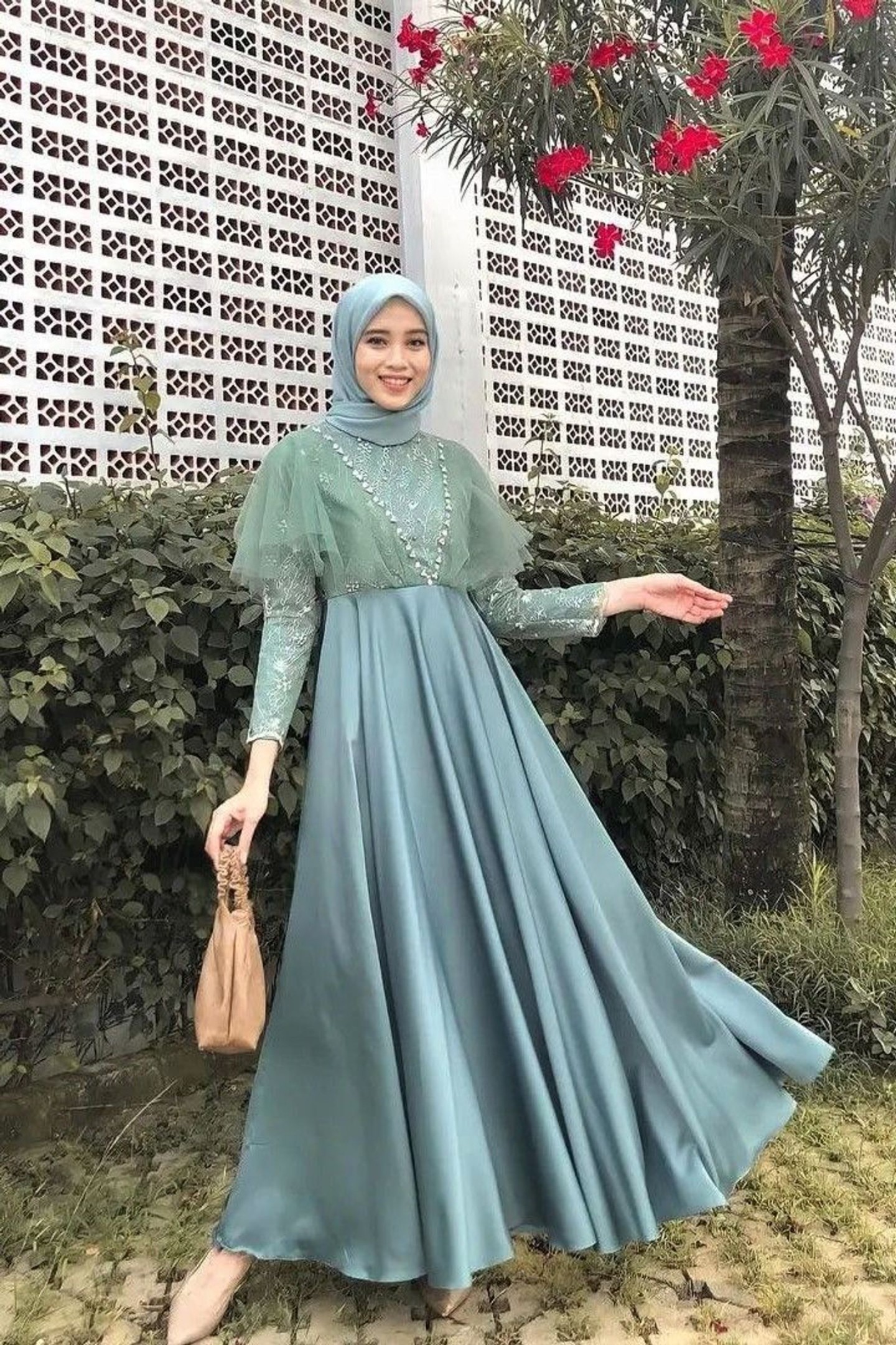 Model Gaun Brokat Mewah Kombinasi Tulle Terbaru