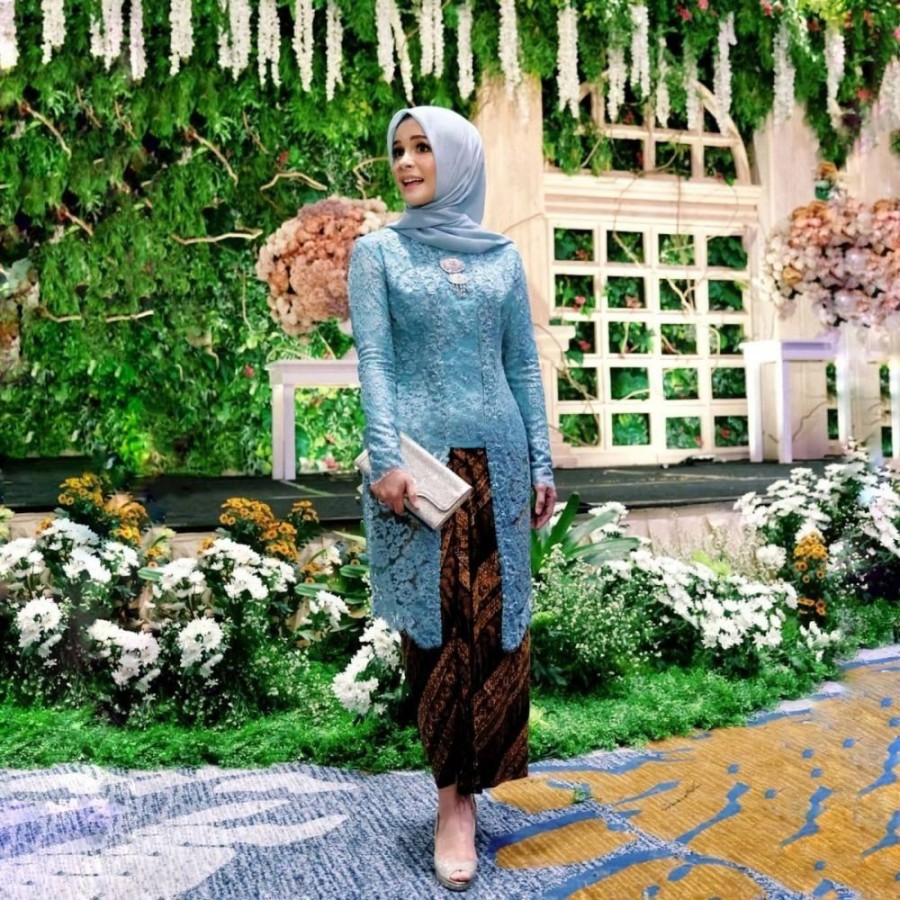 Ragam Ide Kebaya Kutubaru Hijab ala Cewek Kue