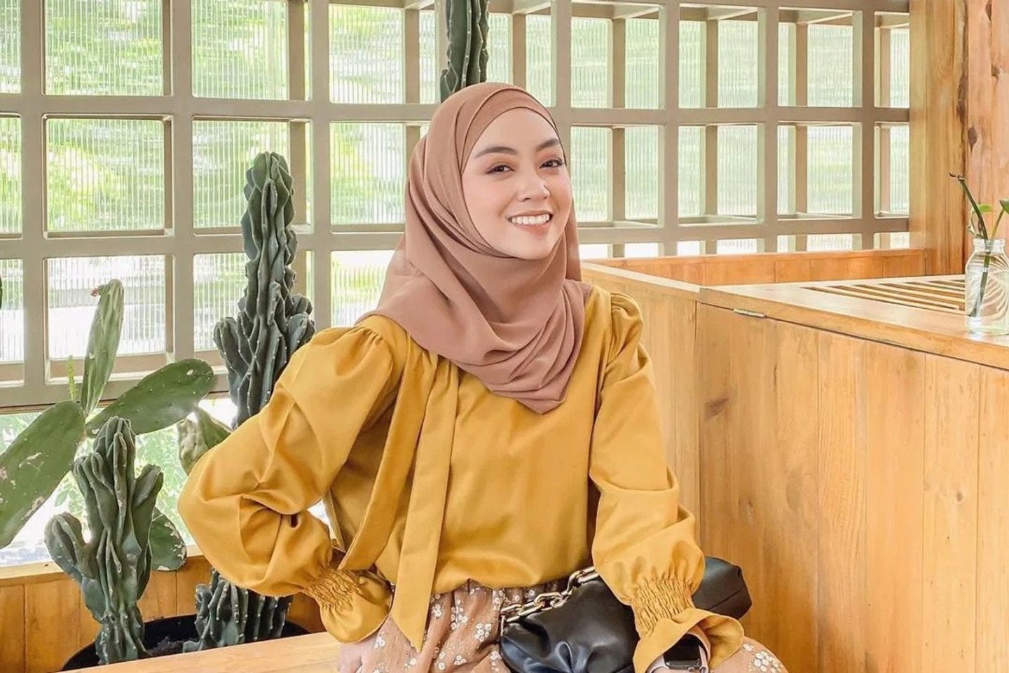 Rekomendasi Warna Hijab yang Cocok untuk Baju Kuning Mustard