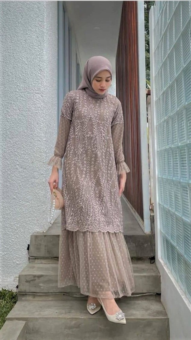 Tampil Elegan dengan Dress Brokat di Pesta Pernikahan Mantan