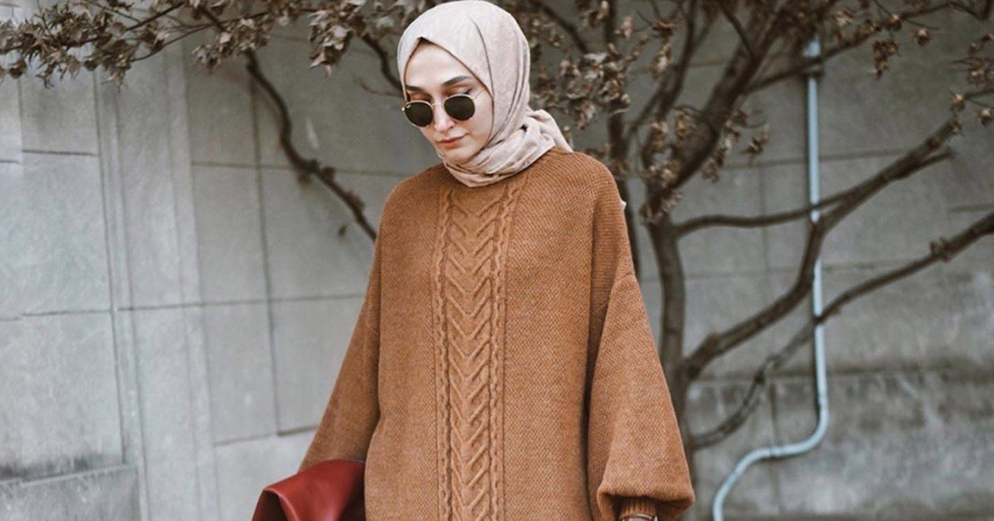Inspirasi Warna Baju yang Cocok dengan Jilbab Warna Coklat Susu