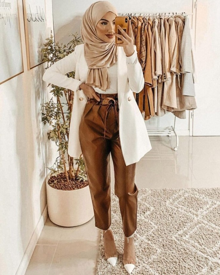 Inspirasi Warna Baju yang Cocok dengan Jilbab Warna Coklat Susu