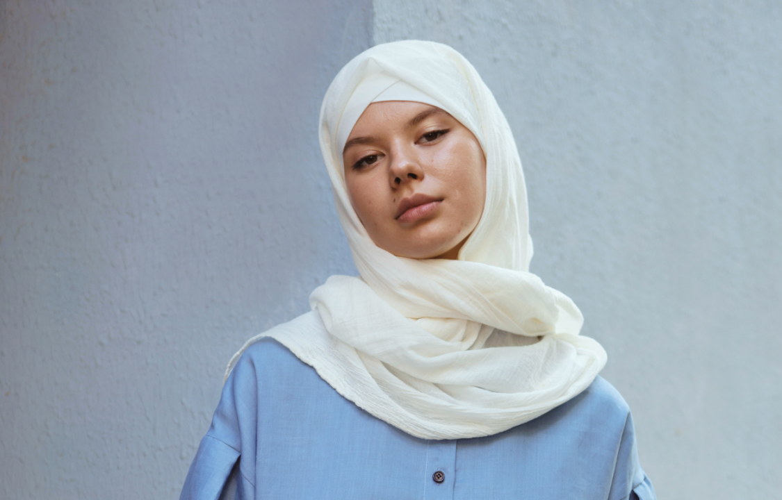Warna Jilbab yang Cocok untuk Baju Biru Muda, Tampak Lebih