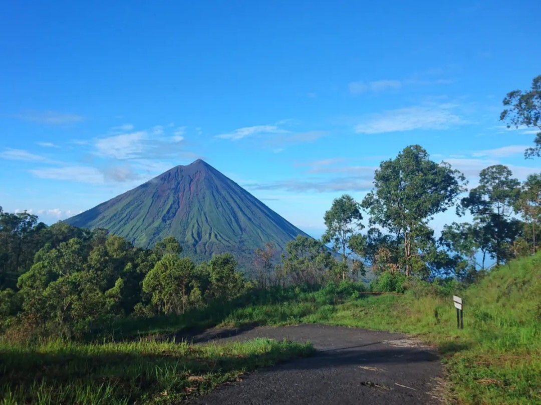 Gunung Inerie: Eksotisme Alam dari Puncak Tertinggi Nusa Tenggara